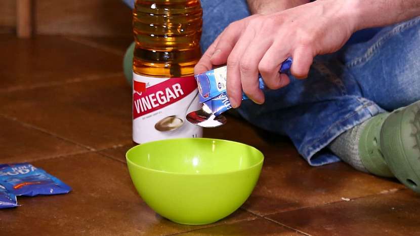 Domácí pasta na čištění trouby: smíchejte sodu, ocet a saponát