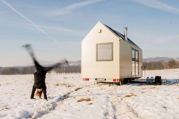 Mobile Hut – plně soběstačný dům na kolech od českých architektů se dočkal mnoha vylepšení