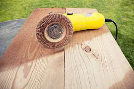 Snadný a rychlý způsob drásání a strukturování dřeva