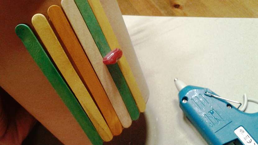 DIY ozdobný květináč na bylinky: přilepte malý barevný kamínek