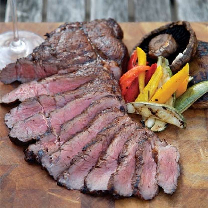 Recept z Kanady: Grilované steaky z hovězí svíčkové s karamelizovanou cibulí a houbami
