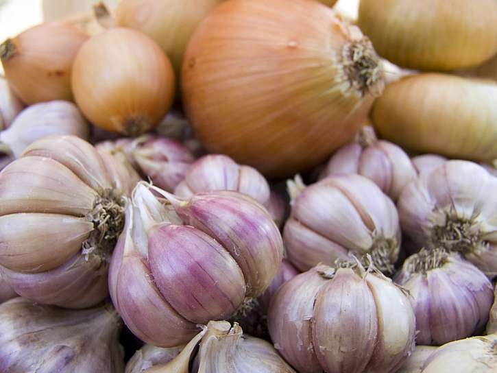 Využijte česnek a cibuli netradičními způsoby