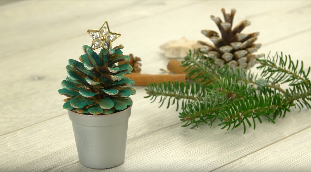 Vánoční mini stromeček z borové šišky: Prima nápad na dětské tvoření