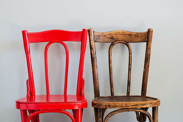 Červená a stará židle
