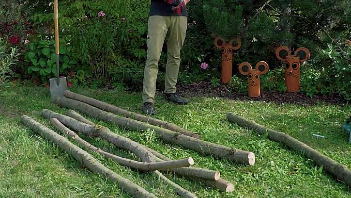 Použijte silné větve nebo kmeny palivového dřeva