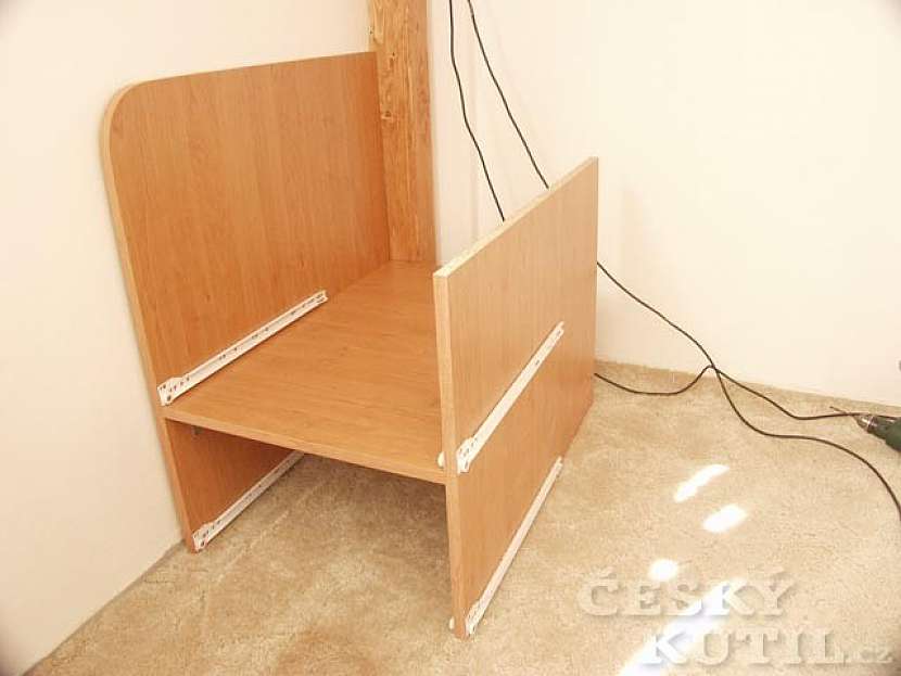 Postel pod patro v úzké místnosti