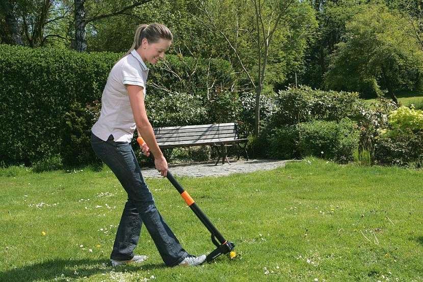 Pampelišky se chystají na útok, připravte se na ně s vytrhávačem plevele Fiskars!