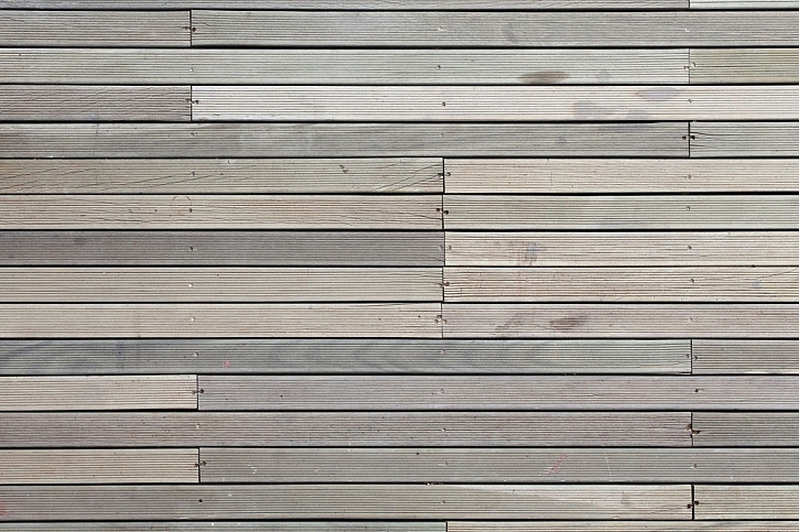 Kvalitní dřevoplastová prkna mají vysoký obsah dřevěných vláken a na první pohled mohou být při kvalitním zpracování k nerozeznání od dřevěných podlah