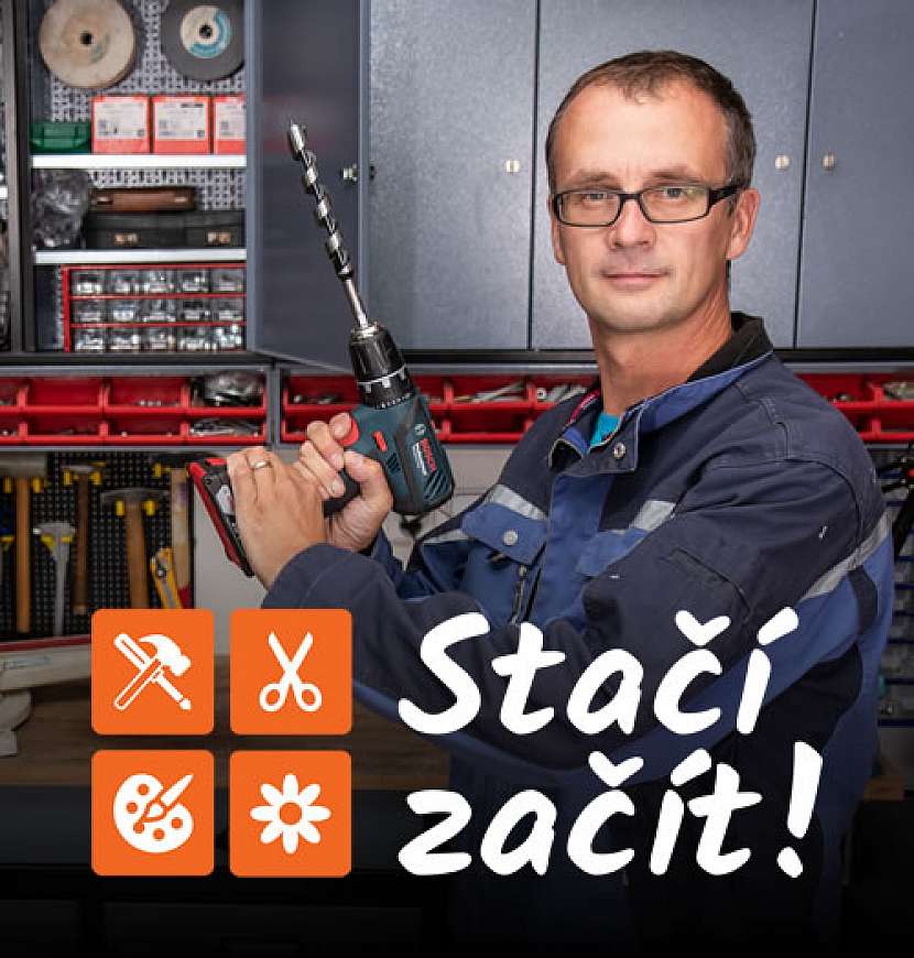 Kutil táta Honza už finalizuje. Poslední vrut akučkou a jdeme jí natřít.
