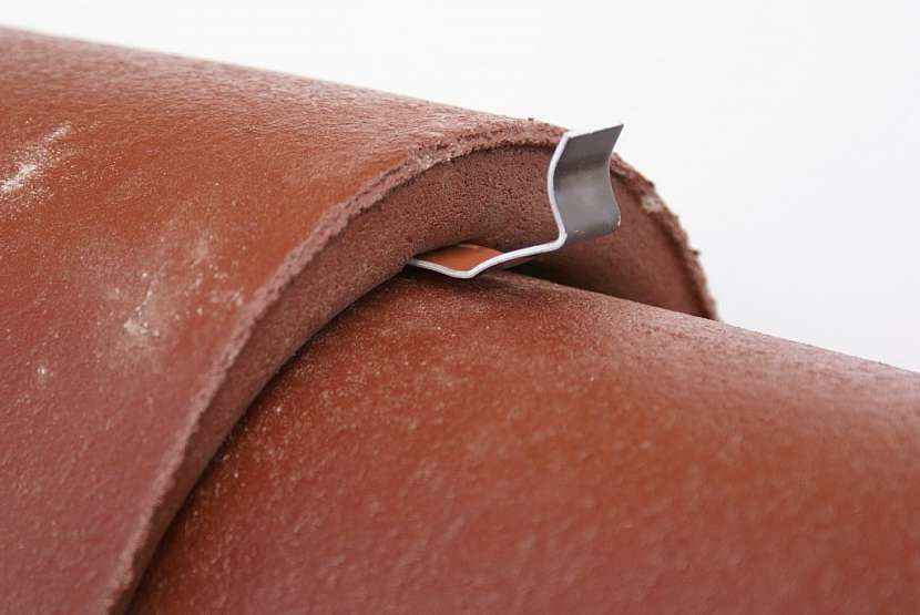 Jak si snadno na střeše vyměnit poškozený hřebenáč