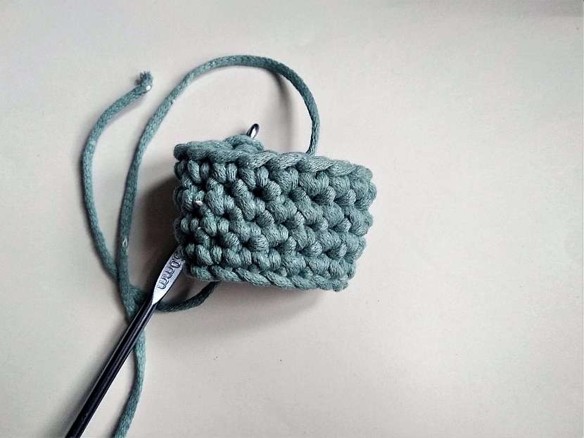 Krátké sloupky píchané pod přední nit