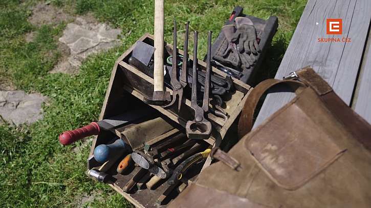 Podkováři často používají nástroje a pomůcky