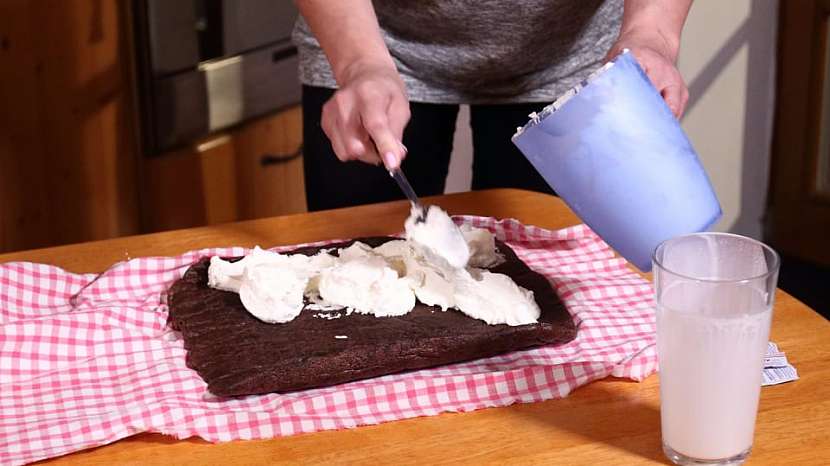 Domácí bezlepková roláda: na korpus naneseme šlehačku