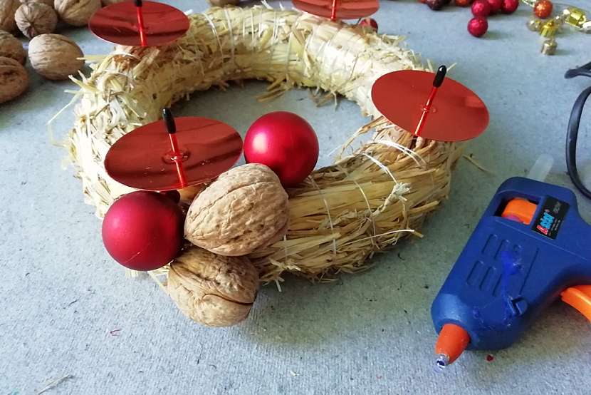 Adventní věnec do garsonky: začněte nalepovat