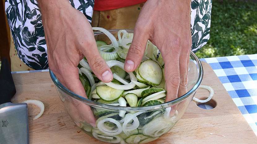 Recept na americké okurky: okurky a cibuli promícháme se solí