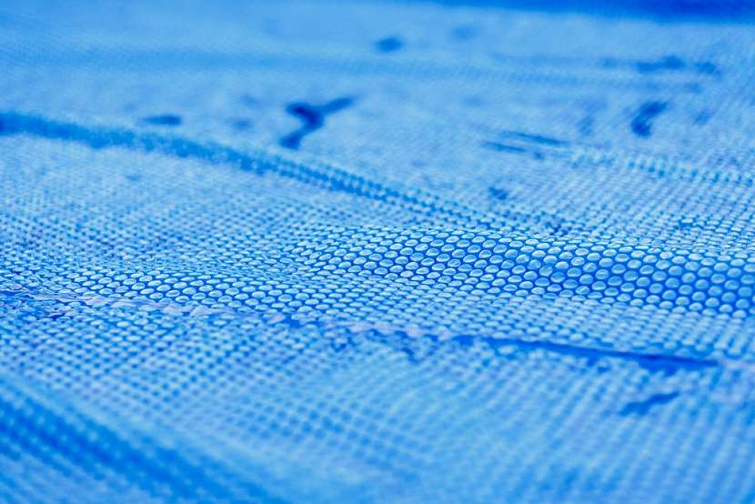 Solární plachta je vhodným doplňkem solárního ohřevu bazénu. Nebude z něj unikat teplo během noci, kdy solární ohřev není funkční