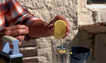 Přidejte do bramborové vody šťávu z citronu