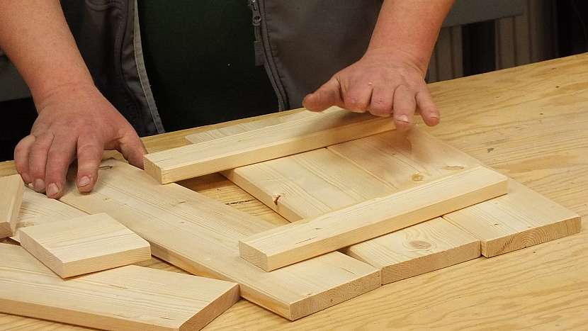 Jak vyrobit domovní číslo: materiál vyskládáme na rovný stůl