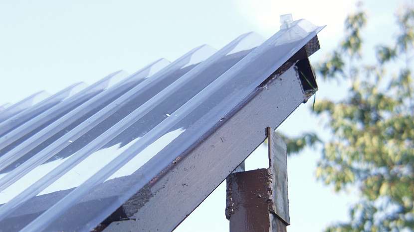 Zastřešená pergola: střešní konstrukci zajistěte šroubky