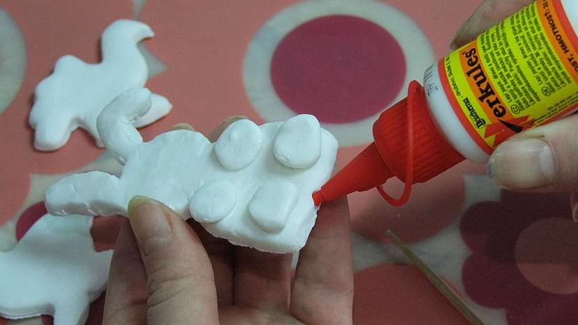 Velikonoční zapichovátka do květináčů: poškozené modelitové ozdoby se dají slepit