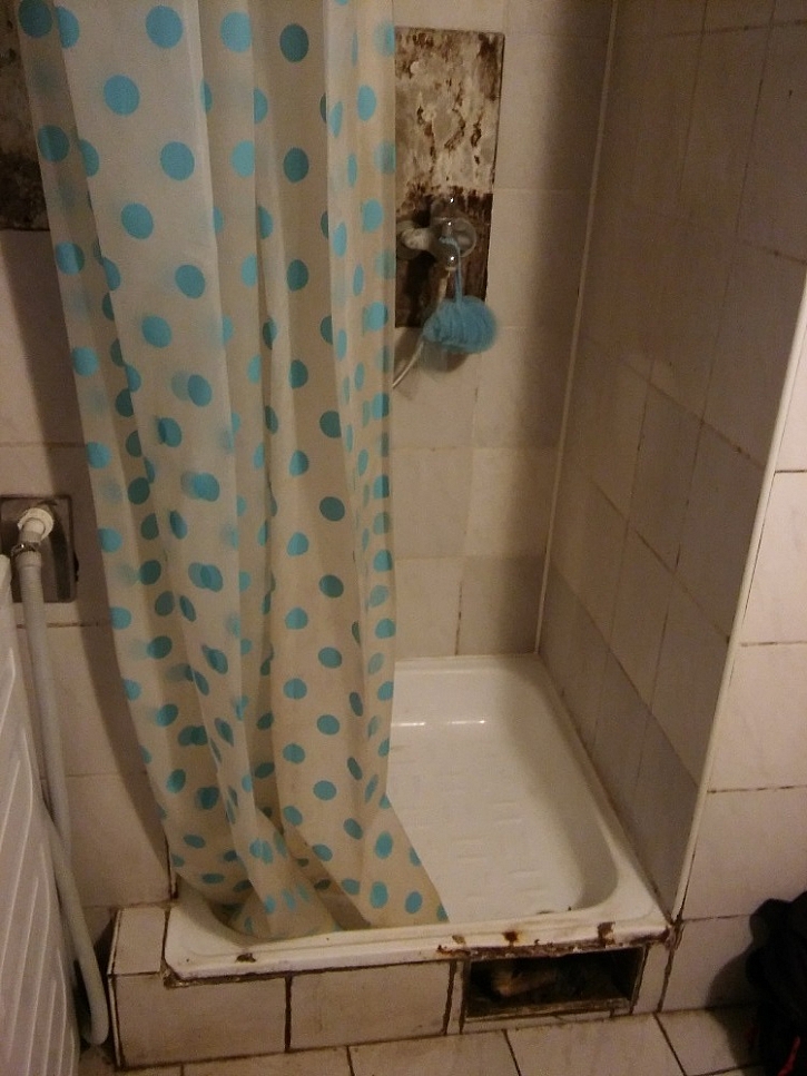 Starý sprchový kout
