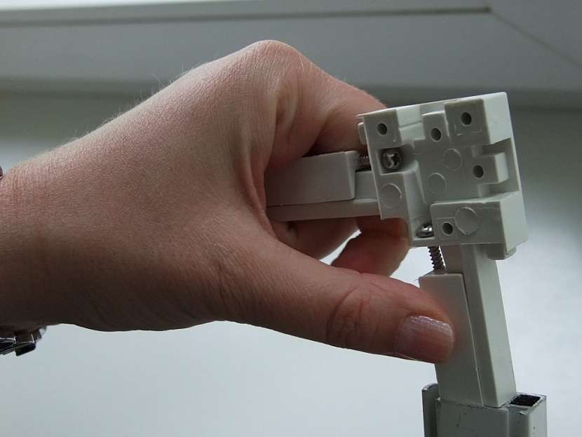 Instalaci sítí v hliníkovém rámu tesa zvládne každý