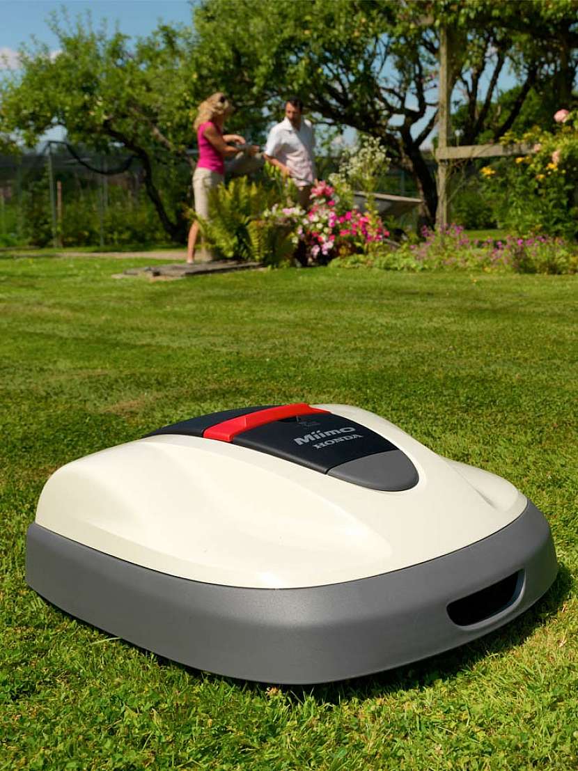 Jak je vyřešený pohyb robotické sekačky Honda po zahradě?