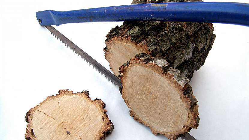 DIY vánoční podložky pod hrníčky: nařežeme dřevěné plátky