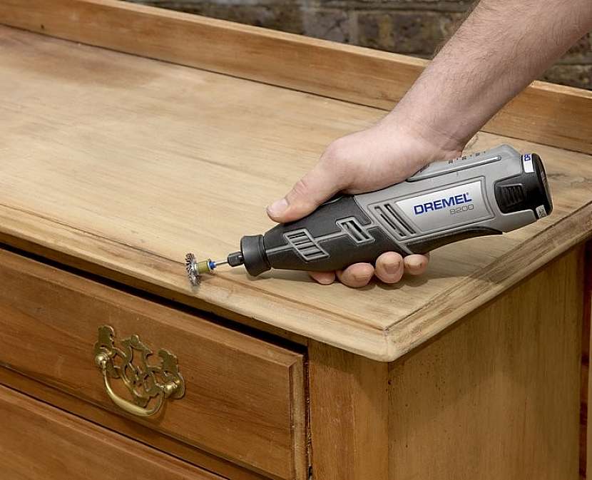 Renovace staré dřevěné skříňky
