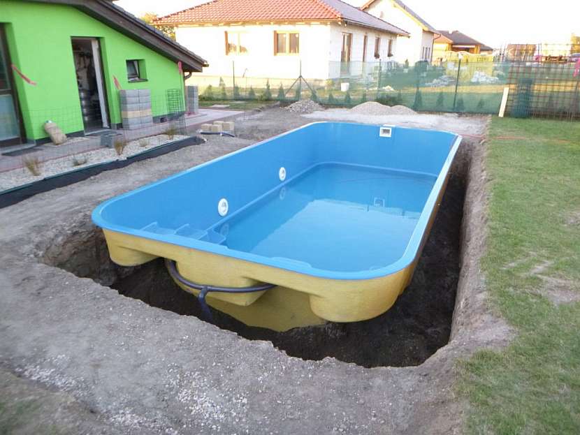 Výstavba betonového bazénu trvá dlouho a je pracná