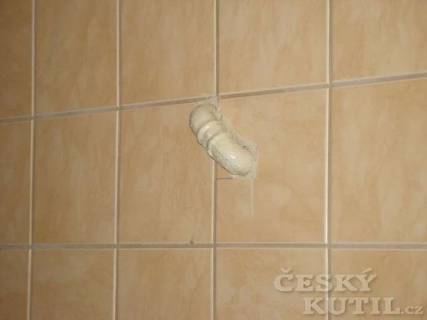 Když se trubka nevejde do zdi... aneb který trouba to dělal?