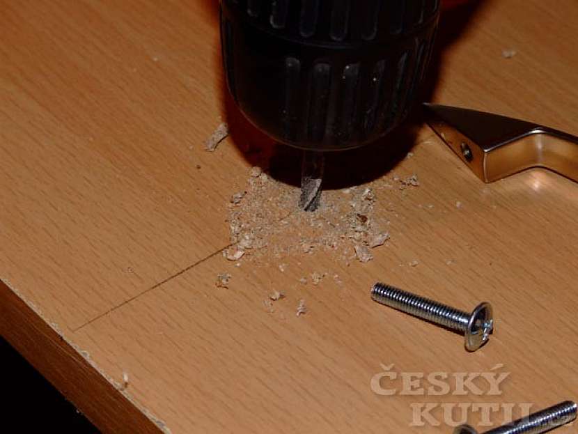 Renovace starší skříně