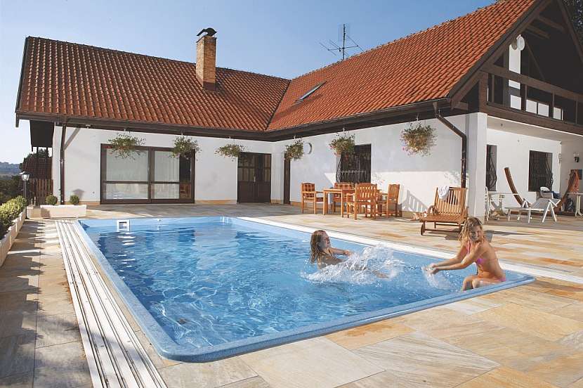 I do světa bazénů rychle pronikají moderní materiály. Na příklad keramické hmoty, které se používají hlavně v kosmickém průmyslu. Foto Mountfield