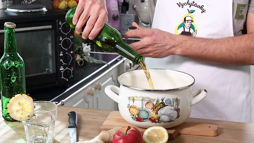 Pivní svařák: pivo nalijeme do hrnce
