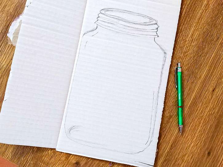 Rozstříhejte lepenkovou krabici a na její bílou stranu si tužkou nakreslete velkou lahev od okurek