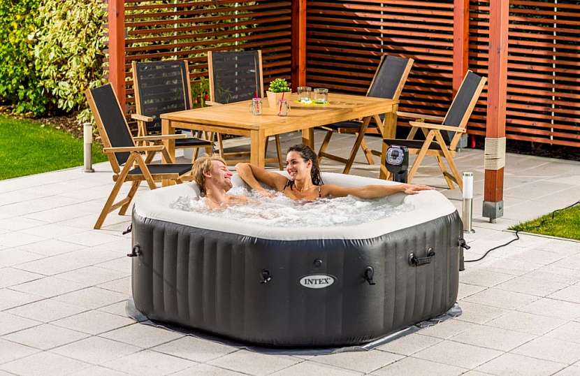 Nafukovací vířivka PureSpa DeLuxe HWS 800 osvěží ve vedrech, odstraní stresové napětí a umožní vychutnat si rozkošné chvíle intimity v klidu vlastní zahrady.