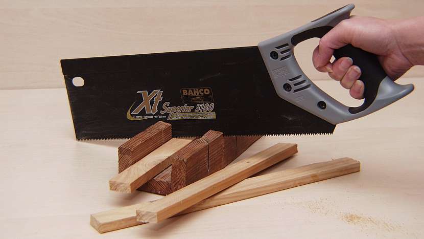 Nůžkový věšák: nařežeme materiál na výrobu věšáku