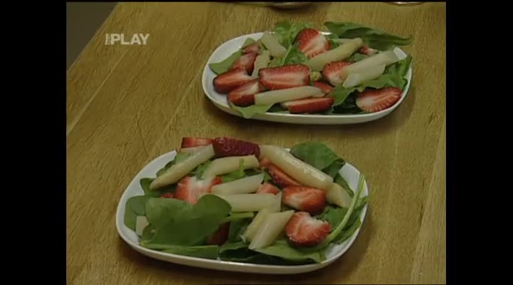 Chřestový salát se špenátem a jahodami