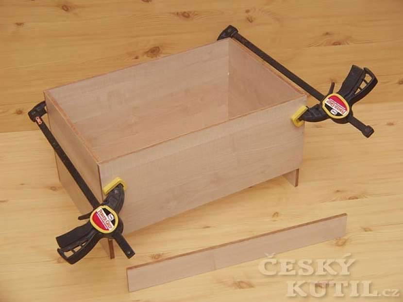 Jak vyrobit bednu na vánoční ozdoby?