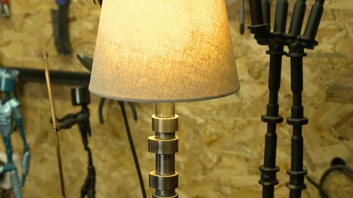 Stolní lampa z vačkové hřídele.