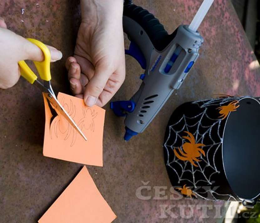 Výroba maškarních či halloweenských masek z novin