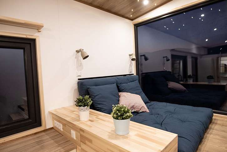 Moderní tiny house může mít i velké okno.