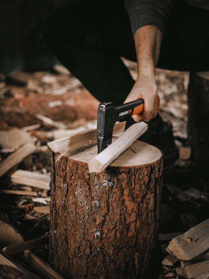Fiskars_Garden_Axes_X-series_Chopping_Axe_X7_1015618_(02)