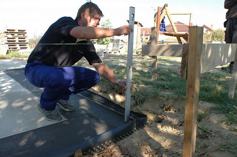K vyměření použijte vodováhu a provázek
