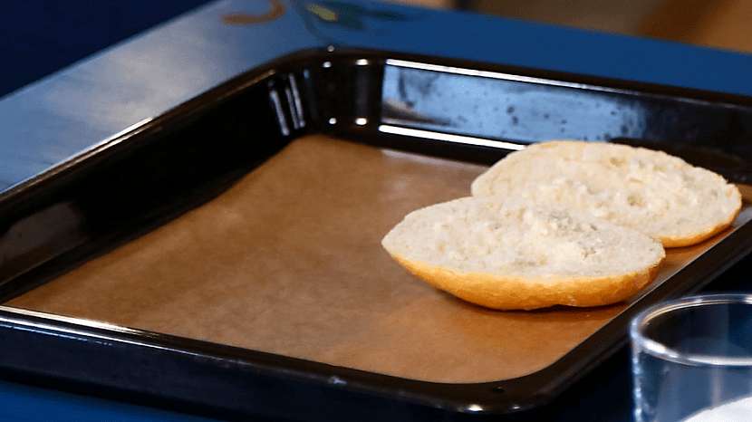 Pizza housky: rozkrojené housky dáme na plech