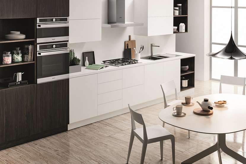 Horkovzdušná trouba HOTPOINT FI7861 s třídou A+
