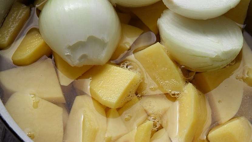 Recept na plné měšce: uvařte brambory s cibulí