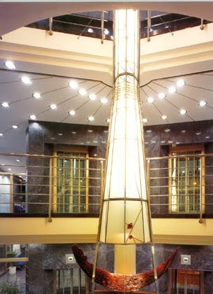 Vitrážový lustr od Ateliéru VITRAJ tvoří střed administrativní budovy