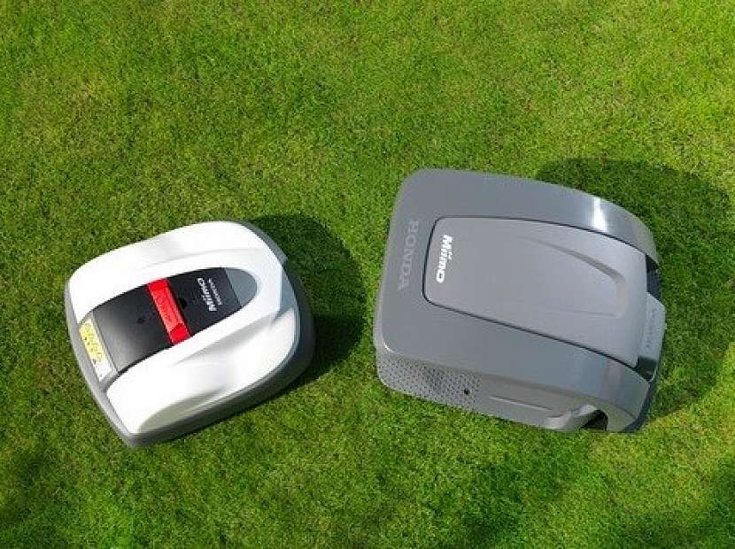 Nabíjení robotické sekačky Honda Miimo zajišťuje dokovací stanice. Sekačka sama vyhodnotí, kdy je potřeba dobít baterky, zvolí nejkratší cestu a sama se dle potřeby dobije.
