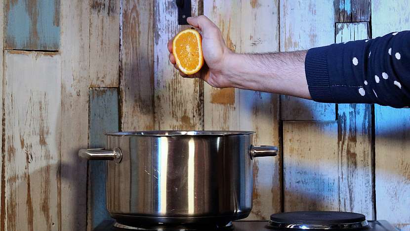 Vánoční punč: zkaramelizujeme cukr s citrusovou šťávou a kořením